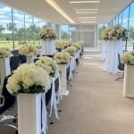 Cartório civil em Brasília decorado para casamento comunitário, com flores e fitas, em estilo fotojornalístico.