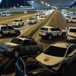 Carro capotado em rodovia no DF após acidente com motorista embriagado e CNH cassada.