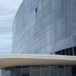 Edifício da CLDF em Brasília sob céu nublado, representando instabilidade e pedidos de impeachment contra governador do DF.