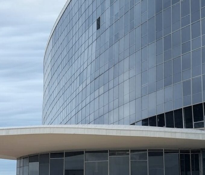 Edifício da CLDF em Brasília sob céu nublado, representando instabilidade e pedidos de impeachment contra governador do DF.
