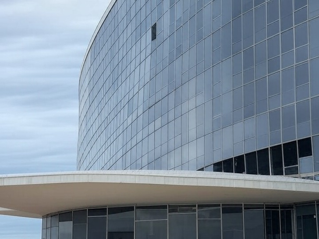 Edifício da CLDF em Brasília sob céu nublado, representando instabilidade e pedidos de impeachment contra governador do DF.