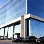 Prédio da Polícia Federal em Brasília com viaturas estacionadas, representando retorno à custódia após negação de prisão domiciliar.