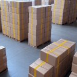 Armazém em Brasília com caixas de mercadorias apreendidas por auditores contra sonegação fiscal.