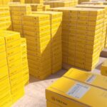 Caixas de vacinas contra febre amarela em centro de distribuição no Distrito Federal, Brasil.