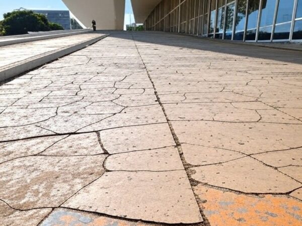 Calçada irregular em Brasília destacando falhas crônicas na acessibilidade para deficientes no DF.