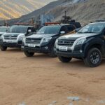 Viaturas da Polícia Federal em operação contra fraudes em licitações da ANM, em área de mineração no Brasil.