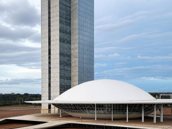 Edifício da CLDF em Brasília sob céu nublado, representando alerta sobre hanseníase no Distrito Federal.