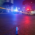 Cena de crime isolada em rua de Brasília, com fita policial e faca no chão, representando briga fatal no Distrito Federal.