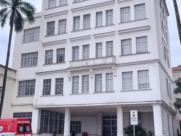 Hospital na Bahia com ambulância, simbolizando intoxicação por metanol e internações.