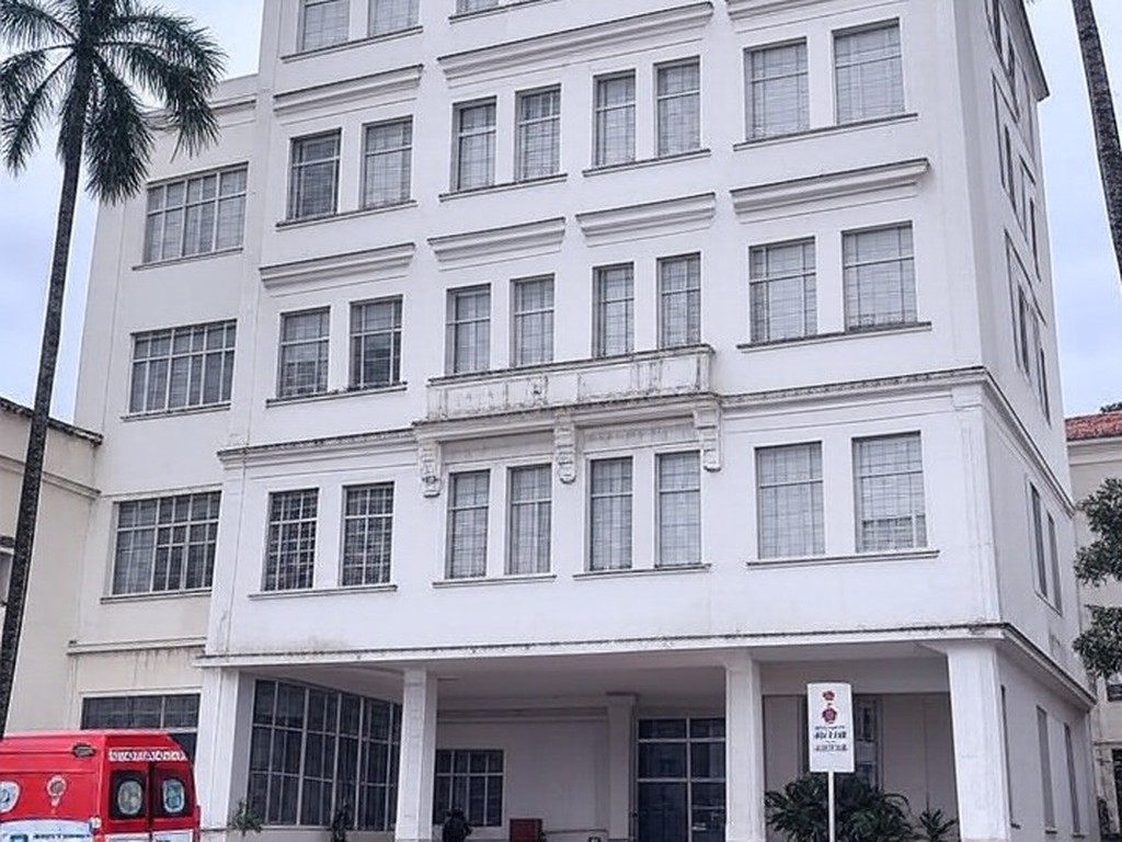 Hospital na Bahia com ambulância, simbolizando intoxicação por metanol e internações.