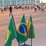 Manifestação em Brasília contra intervenção dos EUA na Venezuela, com bandeiras e arquitetura brasileira.