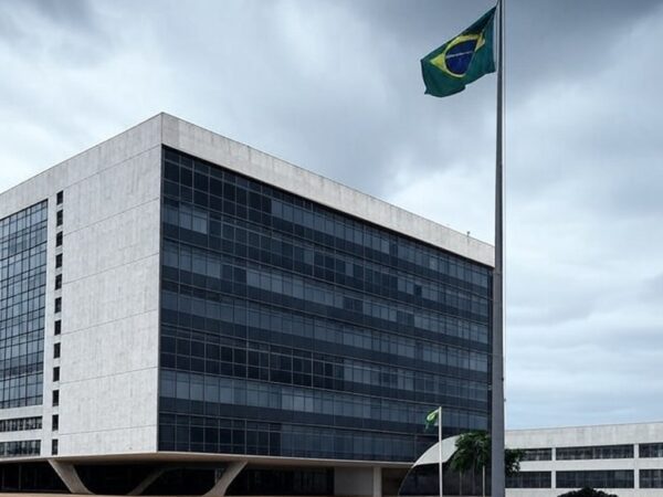 Prédio do Tribunal de Justiça em Brasília com bandeira a meio mastro, simbolizando luto pela morte de desembargador.