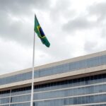 Fachada do TJDFT em Brasília com bandeira a meio mastro, representando luto no Judiciário pela morte de desembargador.