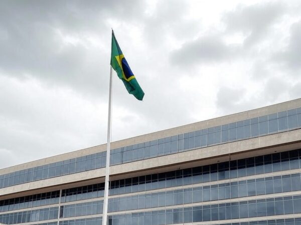 Fachada do TJDFT em Brasília com bandeira a meio mastro, representando luto no Judiciário pela morte de desembargador.