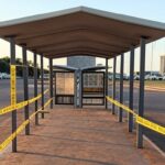 Parada de ônibus isolada com fitas policiais no Distrito Federal, Brasil, em cena de investigação.