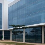 Fachada de hospital em Brasília, representando atendimento médico e aguardo por decisão judicial.