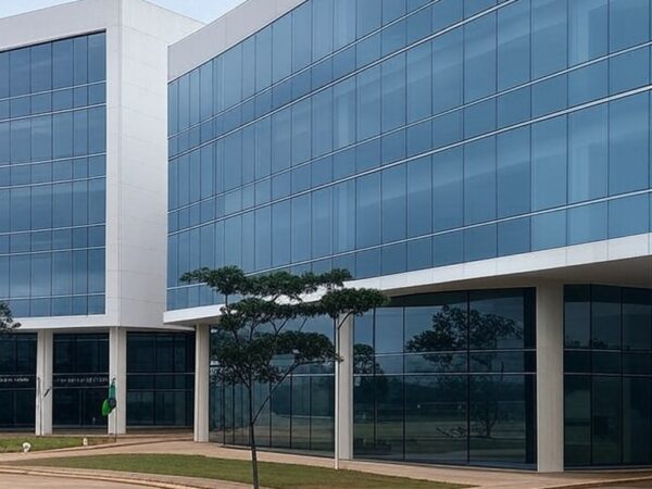 Fachada de hospital em Brasília, representando atendimento médico e aguardo por decisão judicial.