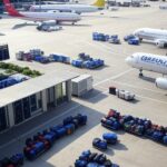 Aeroporto brasileiro com aviões internacionais, representando recorde de 9,3 milhões de turistas estrangeiros em 2025.