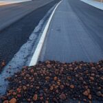Obras de pavimentação e ciclovias em rua de Ceilândia, com asfalto fresco e faixas demarcadas, em ambiente urbano de Brasília.