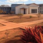 Imagem de prisão em Brasília com capela religiosa, representando pedido de assistência espiritual.