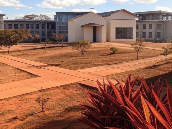 Imagem de prisão em Brasília com capela religiosa, representando pedido de assistência espiritual.