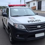 Viatura da Polícia Civil do DF em rua de São Sebastião, representando prisão de foragido acusado de estupro.