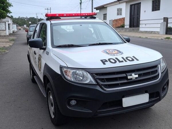 Viatura da Polícia Civil do DF em rua de São Sebastião, representando prisão de foragido acusado de estupro.