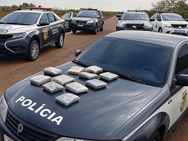 Viaturas policiais na divisa DF-Goiás com tabletes de drogas apreendidos em operação contra tráfico.