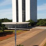 Edifício governamental em Brasília simbolizando parceria Sejus-DF e OSC Transforme para prevenção a drogas no Distrito Federal.