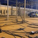 Subestação elétrica no Setor Noroeste com cabos expostos e viatura da polícia, representando tentativa de furto em Brasília.