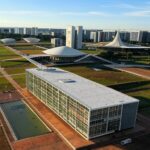 Vista panorâmica de Brasília com Congresso Nacional, representando queda nos casos de dengue no Distrito Federal.