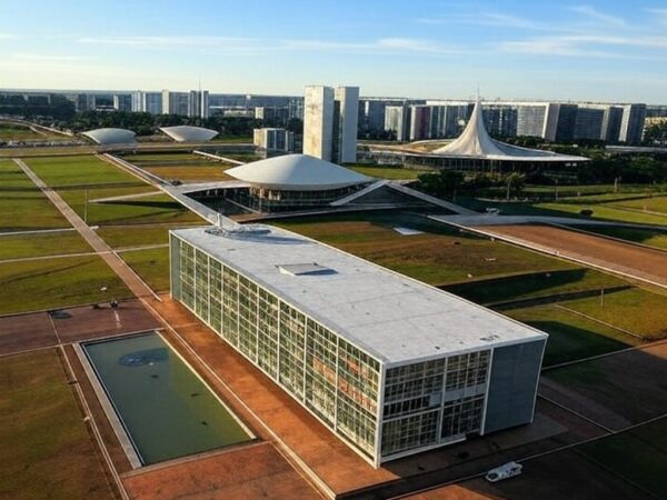 Vista panorâmica de Brasília com Congresso Nacional, representando queda nos casos de dengue no Distrito Federal.