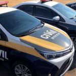 Viaturas da PCDF no estacionamento do Aeroporto JK, com carros arrombados ao fundo, em Brasília.