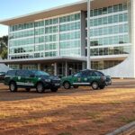Edifício do STF em Brasília com viaturas da PM, representando julgamento de embargos de PMs condenados por 8 de janeiro.