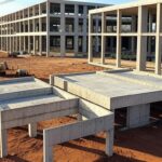 Canteiro de obras da UPA do Guará avançando para concretagem da laje em janeiro de 2026.