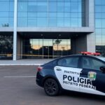 Fachada de hospital em Brasília com viatura da Polícia Civil do DF, simbolizando investigação de mortes suspeitas por injeção de desinfetante.