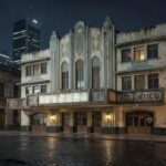 Cinema clássico vazio no Rio de Janeiro à noite, simbolizando luto por ator falecido.