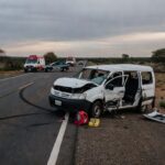 Cena de acidente na BR-020 com van danificada e veículos de emergência, representando colisão que matou 5 e feriu 12 no Brasil.