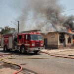 Viatura de bombeiros combatendo incêndio em clínica veterinária de Ceilândia, com resgate de animais.