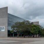 Edifício da CLDF em Brasília com banner da Campanha da Fraternidade 2026, destacando sessão questionada por superficialidade.
