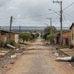 Moradias precárias no Recanto das Emas, destacando persistente déficit habitacional apesar de campanhas por moradia digna.
