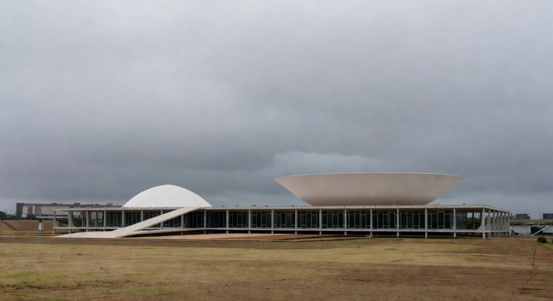 Vista panorâmica do Congresso Nacional em Brasília sob céu nublado, representando críticas ao novo PDOT.