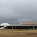 Vista panorâmica do Congresso Nacional em Brasília sob céu nublado, representando críticas ao novo PDOT.