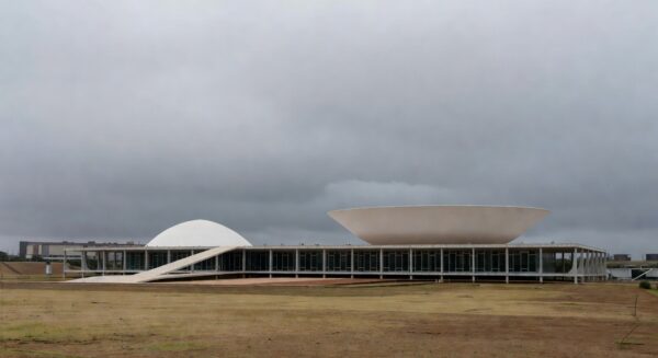 Vista panorâmica do Congresso Nacional em Brasília sob céu nublado, representando críticas ao novo PDOT.