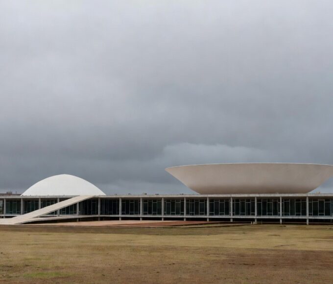 Vista panorâmica do Congresso Nacional em Brasília sob céu nublado, representando críticas ao novo PDOT.