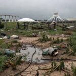 Horta urbana abandonada em Brasília, com plantas murchas e solo rachado, expondo falhas na agricultura local.