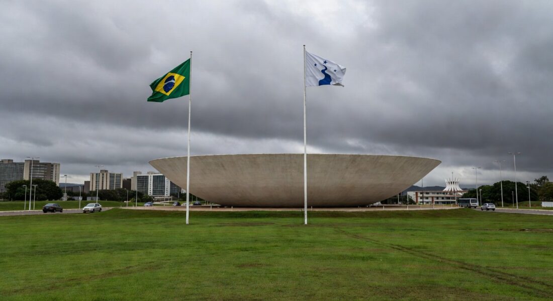 Fachada da Câmara Legislativa do DF em Brasília, simbolizando declaração de cidadão honorário ignorando prioridades.