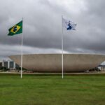 Fachada da Câmara Legislativa do DF em Brasília, simbolizando declaração de cidadão honorário ignorando prioridades.