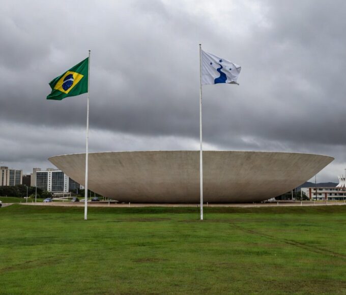 Fachada da Câmara Legislativa do DF em Brasília, simbolizando declaração de cidadão honorário ignorando prioridades.