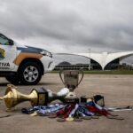 Viatura da PMDF em frente a ginásio esportivo em Brasília, destacando prioridade em olimpíadas durante crise de segurança no DF.